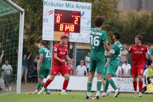 04.08.2026, xfsx, Herren, Fussball, Saison 2026 2027, BFV Verbandspokal, 2. Runde: TSV Abtswind - FC Wuerzburger Kickers v.li.: Patrick Falk (TSV Abtswind), Tiago de Moura Moraes (FC Wuerzburger Kickers) mit Torjubel, celebrate the goal, goal celebration, Jubel ueber das Tor zum 0:3, Nils Kuss (TSV Abtswind), Osama Alawami (TSV Abtswind), Tim Kraus (FC Wuerzburger Kickers) Abtswind Kraeuter Mix Arena Kitzingen Deutschland *** August 4, 2026, xfsx, Men s, Soccer, 2026–2027 Season, BFV Association Cup, 2nd Round: TSV Abtswind vs. FC Würzburger Kickers; from left: Patrick Falk (TSV Abtswind), Tiago de Moura Moraes (FC Würzburger Kickers) celebrating the goal; goal celebration; celebrating the goal that made it 0–3, Nils Kuss (TSV Abtswind), Osama Alawami (TSV Abtswind), Tim Kraus (FC Würzburger Kickers), Abtswind Kräuter Mix Arena, Kitzingen, Germany