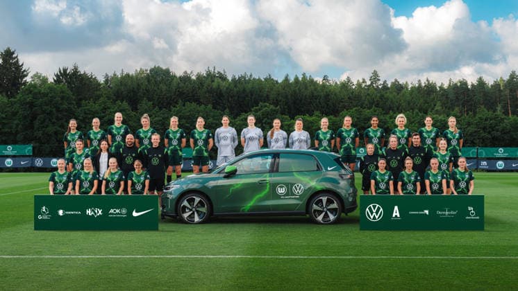 Wolfsburg, 28.07.2026, Fußball, Frauen, Saison 2026 2027, Google Pixel Bundesliga, Fototermin, Mannschaftsfoto VfL Wolfsburg: Obere Reihe v.l.: Joelle Wedemeyer, Ella Peddemors, Camilla KuÌˆver, Julia Landenberger, Lieske Carleer, Sarai Linder, Christina Schönwetter, Stina Johannes, Ylvi Eisenbeiß, Martina Tufekovic, Janina Minge, Cecilie Floe Nielsen, Cora Zicai, Lena Lattwein, Giovanna Hoffmann, Weronika Arasniewicz. Mittlere Reihe v.l.: Katharina Piljic, Vanessa Bernauer (Direktorin Frauenfußball), Stephan Lerch (Cheftrainer), Philipp Arnold (Assistenztrainer), Theresa Panfil (Assistenztrainerin), Carin Bakhuis (Assistenztrainerin), Marcel Schulz (Torwarttrainer), Sophia Kleinherne. Untere Reihe v.l.: Thea Bjelde, Anny Kerim-Lindland, Linnea Saelen, Kessya Bussy, Judit Pujols, Svenja Huth, Lou Bogaert, Smilla Vallotto. VfL Wolfsburg Frauen *** Wolfsburg, July 28, 2026, Soccer, Women s, 2026–2027 Season, Google Pixel Bundesliga, Photo Session, VfL Wolfsburg Team Photo Top row, from left: Joelle Wedemeyer, Ella Peddemors, Camilla Kuver, Julia Landenberger, Lieske Carleer, Sarai Linder, Christina Schönwetter, Stina Johannes, Ylvi Eisenbeiß, Martina Tufekovic, Janina Minge, Cecilie Floe Nielsen, Cora Zicai, Lena Lattwein, Giovanna Hoffmann, Weronika Arasniewicz Middle row, from left: Katharina Piljic, Vanessa Bernauer, Director of Women’s Soccer; Stephan Lerch, Head Coach; Philipp Arnold, Assistant Coach; Theresa Panfil, Assistant Coach; Carin Bakhuis, Assistant Coach; Marcel Schulz, Goalkeeper Coach; Sophia Kleinherne. Bottom row, from left: Thea Bjelde, Anny Kerim Lindland, Linnea Saelen, Kessya Bussy, Judit Pujols, Svenja Huth, Lou Bogaert, Smilla Vallotto VfL Wolfsburg Women