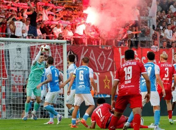 CFC vs FSV Zwickau 04.08.2026 Chemnitz, eins Stadion- An der Gellertstrasse, Fussball, Regionalliga Nordost 2026 2027, 3. Spieltag , CFC, CFC vs FSV Zwickau David Richter hält den Ball fest Chemnitz Sachsen BRD *** CFC vs. FSV Zwickau, August 4, 2026, Chemnitz, eins Stadium on Gellertstrasse, Sports, Soccer, Northeast Regional League 2026–2027, Matchday 3, CFC, CFC vs. FSV Zwickau: David Richter catches the ball; Chemnitz, Saxony, Germany