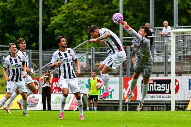 04.08.2026, GER, Fußball, Herren,Toto-Pokal Bayern, Saison 2026 2027, FC Memmingen vs FC Ingolstadt 04 Faustabwehr von Markus Ponath (Ingolstadt, 1) Memmingen e-con ArenaPark Bayern Deutschland *** August 4, 2026, GER, Soccer, Men s, Bavarian Toto Cup, 2026–2027 Season, FC Memmingen vs. FC Ingolstadt 04—Markus Ponath of Ingolstadt makes a fist save; 1 Memmingen—at ArenaPark, Bavaria, Germany Copyright: xNordphotox xHafnerx