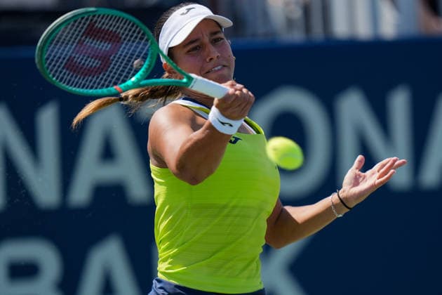 WTA, Tennis Damen Masters 1000 National Bank Open Toronto 2026 - Round of 64 - Day 4 JÃ ssica Bouzas Maneiro of Spain plays a forehand during the Women™s Singles round of 64 match against Elina Svitolina of Ukraine on day 4 of the WTA Masters 1000 National Bank Open at Sobeys Stadium on August 4, 2026, in Toronto, Canada. (Photo by Leonardo Ramirez Eyepix Group) Copyright: xLeonardoxRamirezx xEyepixxGroupx LR_04082026_07920