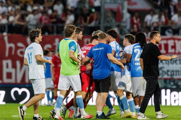 04.08.2026, GER, Regionalliga Nord-Ost, 3. Spieltag, Saison 2026 2027), Chemnitz, Chemnitzer FC - FSV Zwickau Spieler vom Chemnitzer FC laufen aufs Feld nach einer Rangelei mit.Veron Dobruna (FSV Zwickau 7) Chemnitz eins-Stadion - An der Gellertstraße Sachsen Deutschland *** August 4, 2026, GER, Regionalliga Nord Ost, Matchday 3, 2026–2027 Season, Chemnitz, Chemnitzer FC vs. FSV Zwickau: Chemnitzer FC players run onto the field after a scuffle with Veron Dobruna; FSV Zwickau 7, Chemnitz 1; An der Gellertstraße Stadium, Saxony, Germany Copyright: xnordphotoxGmbHx xTrienitzx