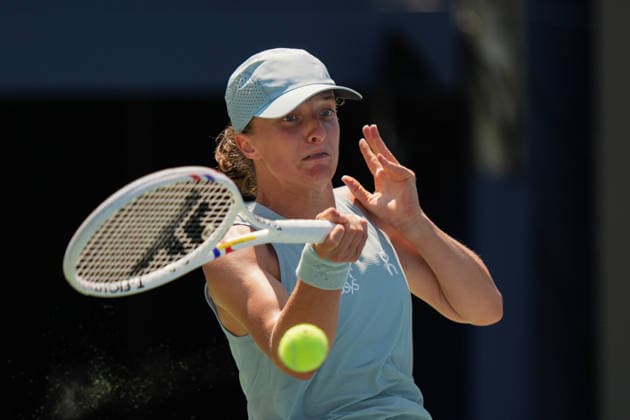 WTA, Tennis Damen Masters 1000 National Bank Open Toronto 2026 - Round of 64 - Day 4 Iga ÅöwiÄÖtek of Poland plays a forehand during the Women™s Singles round of 64 match against Sara Bejlek of Czech Republic on day 4 of the WTA Masters 1000 National Bank Open at Sobeys Stadium on August 4, 2026, in Toronto, Canada. (Photo by Leonardo Ramirez Eyepix Group) Copyright: xLeonardoxRamirezx xEyepixxGroupx LR_04082026_07979