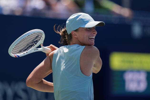 WTA, Tennis Damen Masters 1000 National Bank Open Toronto 2026 - Round of 64 - Day 4 Iga ÅöwiÄÖtek of Poland plays a forehand during the Women™s Singles round of 64 match against Sara Bejlek of Czech Republic on day 4 of the WTA Masters 1000 National Bank Open at Sobeys Stadium on August 4, 2026, in Toronto, Canada. (Photo by Leonardo Ramirez Eyepix Group) Copyright: xLeonardoxRamirezx xEyepixxGroupx LR_04082026_07980