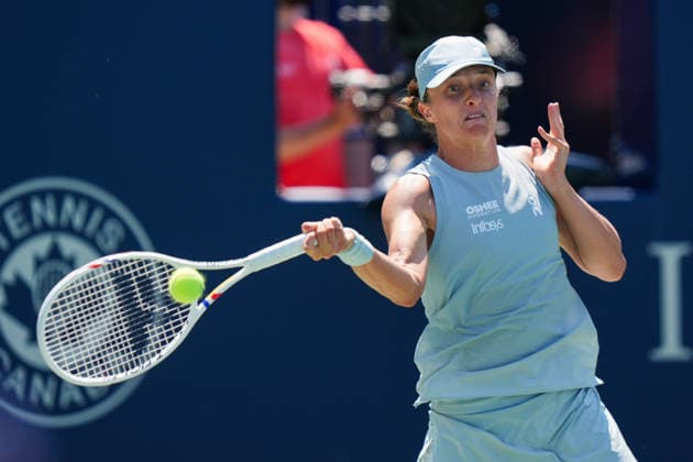 WTA, Tennis Damen Masters 1000 National Bank Open Toronto 2026 - Round of 64 - Day 4 Iga ÅöwiÄÖtek of Poland plays a forehand during the Women™s Singles round of 64 match against Sara Bejlek of Czech Republic on day 4 of the WTA Masters 1000 National Bank Open at Sobeys Stadium on August 4, 2026, in Toronto, Canada. (Photo by Leonardo Ramirez Eyepix Group) Copyright: xLeonardoxRamirezx xEyepixxGroupx LR_04082026_08025