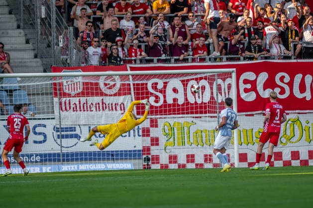 Chemnitz, Deutschland 04. August 2026: Regionalliga Nordost - 2026 2027 - Sp. 3 - Chemnitzer FC gegen FSV Zwickau Im Bild: Torhüter Lucas Hiemann (FSV) ist beim 1: 0 machtlos *** Chemnitz, Germany, August 4, 2026, Northeast Regional League 2026–2027, Matchday 3: Chemnitzer FC vs. FSV Zwickau. Pictured: Goalkeeper Lucas Hiemann; FSV is powerless in the 1–0 loss. Copyright: xFotostandx xNachtigallx