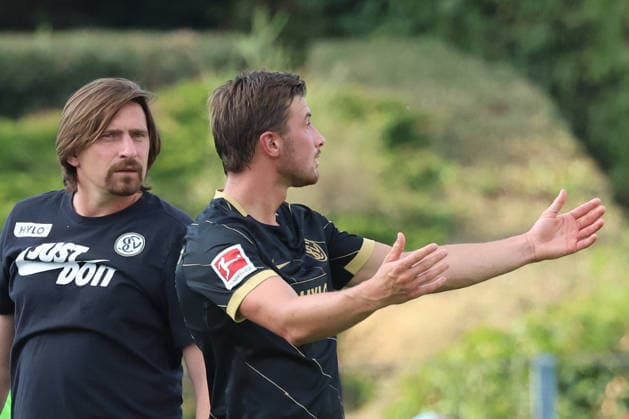 04.08.2026, xrekx, Fussball Testspiel, SV Elversberg - Racing Straßburg v.l. Vincent Wagner Trainer (SV 07 Elversberg) Lukas Petkov (SV 07 Elversberg) gibt Anweisungen, gestikuliert, mit den Armen gestikulieren gives instructions, gesticulate (DFL DFB REGULATIONS PROHIBIT ANY USE OF PHOTOGRAPHS as IMAGE SEQUENCES and or QUASI-VIDEO) Haguenau *** August 4, 2026, xrekx, Soccer Friendly Match, SV Elversberg vs. Racing Strasbourg, Vincent Wagner, Coach of SV 07 Elversberg, Lukas Petkov, SV 07 Elversberg, gives instructions, gesticulates, waves his arms, gesticulates DFL DFB REGULATIONS PROHIBIT ANY USE OF PHOTOGRAPHS as IMAGE SEQUENCES and or QUASI-VIDEO Haguenau