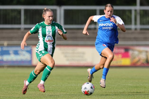 v.li.: Michelle Weiß (SV Werder Bremen, 15) und Angel Harting (AZ Alkmaar, 16) im Laufduell, Zweikampf, Duell, Dynamik, Aktion, Action, Spielszene, 04.08.2026, Herzlake (Deutschland), Fussball, Testspiel Frauen, SV Werder Bremen - AZ Alkmaar *** From left: Michelle Weiß of SV Werder Bremen, 15, and Angel Harting of AZ Alkmaar, 16, in a sprint duel; tackle; duel; dynamic; action; game scene; August 4, 2026, Herzlake, Germany, soccer, women’s friendly, SV Werder Bremen vs. AZ Alkmaar xobx
