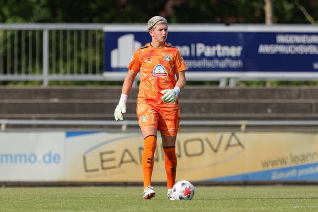 Vanessa Fischer (Torhüterin, Torwart, SV Werder Bremen, 1) am Ball, Freisteller, Einzelbild, Ganzkörper, Aktion, Action, Spielszene, 04.08.2026, Herzlake (Deutschland), Fussball, Testspiel Frauen, SV Werder Bremen - AZ Alkmaar *** Vanessa Fischer, Goalkeeper, SV Werder Bremen, 1 on the ball, Close-up, Single frame, Full body, Action, Game scene, August 4, 2026, Herzlake, Germany, Soccer, Women s Friendly Match, SV Werder Bremen vs. AZ Alkmaar xobx