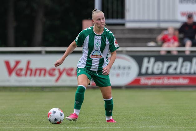 Isabella Jaron (SV Werder Bremen, 11) am Ball, Freisteller, Einzelbild, Ganzkörper, Aktion, Action, Spielszene, 04.08.2026, Herzlake (Deutschland), Fussball, Testspiel Frauen, SV Werder Bremen - AZ Alkmaar *** Isabella Jaron, SV Werder Bremen, No. 11 with the ball, isolated shot, single frame, full-body, action, game scene, August 4, 2026, Herzlake, Germany, soccer, women s friendly match, SV Werder Bremen vs. AZ Alkmaar xobx