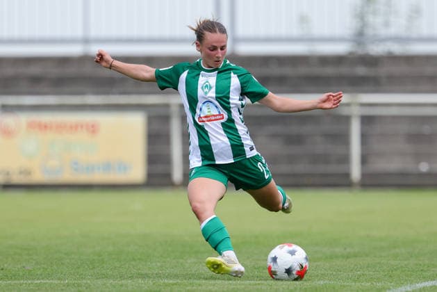 Chiara D Angelo (SV Werder Bremen, 2) am Ball, Freisteller, Einzelbild, Ganzkörper, Aktion, Action, Spielszene, 04.08.2026, Herzlake (Deutschland), Fussball, Testspiel Frauen, SV Werder Bremen - AZ Alkmaar *** Chiara D Angelo, SV Werder Bremen, No. 2 with the ball, isolated shot, single frame, full body, action, game scene, August 4, 2026, Herzlake, Germany, soccer, women s friendly match, SV Werder Bremen vs. AZ Alkmaar xobx