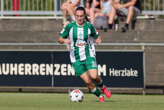 Maria Penner (SV Werder Bremen, 33) am Ball, Freisteller, Einzelbild, Ganzkörper, Aktion, Action, Spielszene, 04.08.2026, Herzlake (Deutschland), Fussball, Testspiel Frauen, SV Werder Bremen - AZ Alkmaar *** Maria Penner, SV Werder Bremen, 33 with the ball, isolated shot, single frame, full body, action, game scene, August 4, 2026, Herzlake, Germany, soccer, women s friendly match, SV Werder Bremen vs. AZ Alkmaar xobx