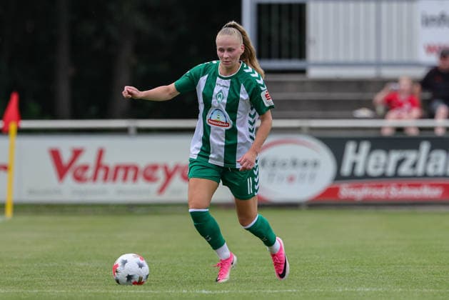Isabella Jaron (SV Werder Bremen, 11) am Ball, Freisteller, Einzelbild, Ganzkörper, Aktion, Action, Spielszene, 04.08.2026, Herzlake (Deutschland), Fussball, Testspiel Frauen, SV Werder Bremen - AZ Alkmaar *** Isabella Jaron, SV Werder Bremen, No. 11 with the ball, isolated shot, single frame, full-body, action, game scene, August 4, 2026, Herzlake, Germany, soccer, women s friendly match, SV Werder Bremen vs. AZ Alkmaar xobx