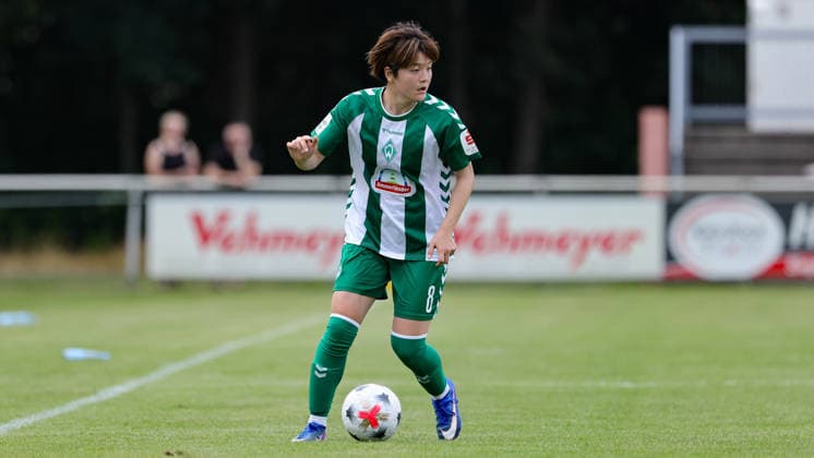 Mei Shimada (SV Werder Bremen, 8) am Ball, Freisteller, Einzelbild, Ganzkörper, Aktion, Action, Spielszene, 04.08.2026, Herzlake (Deutschland), Fussball, Testspiel Frauen, SV Werder Bremen - AZ Alkmaar *** Mei Shimada, SV Werder Bremen, No. 8 with the ball, isolated shot, single frame, full body, action, game scene, August 4, 2026, Herzlake, Germany, soccer, women s friendly match, SV Werder Bremen vs. AZ Alkmaar xobx