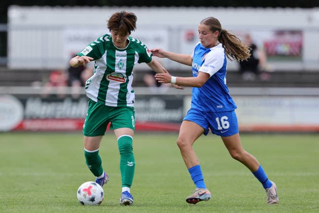 Mei Shimada (SV Werder Bremen, 8) und Angel Harting (AZ Alkmaar, 16) im Zweikampf, Duell, Dynamik, Aktion, Action, Spielszene, 04.08.2026, Herzlake (Deutschland), Fussball, Testspiel Frauen, SV Werder Bremen - AZ Alkmaar *** Mei Shimada (SV Werder Bremen), 8, and Angel Harting (AZ Alkmaar), 16, in a one-on-one battle, duel, dynamic play, action, game scene, August 4, 2026, Herzlake, Germany, soccer, women’s friendly, SV Werder Bremen vs. AZ Alkmaar xobx