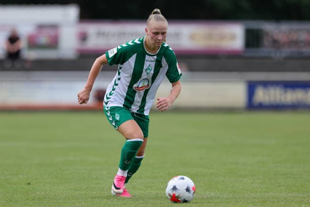 Isabella Jaron (SV Werder Bremen, 11) am Ball, Freisteller, Einzelbild, Ganzkörper, Aktion, Action, Spielszene, 04.08.2026, Herzlake (Deutschland), Fussball, Testspiel Frauen, SV Werder Bremen - AZ Alkmaar *** Isabella Jaron, SV Werder Bremen, No. 11 with the ball, isolated shot, single frame, full-body, action, game scene, August 4, 2026, Herzlake, Germany, soccer, women s friendly match, SV Werder Bremen vs. AZ Alkmaar xobx
