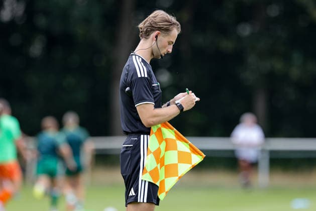 Schiedsrichter-Assistent David Gediga macht sich Notizen, 04.08.2026, Herzlake (Deutschland), Fussball, Testspiel Frauen, SV Werder Bremen - AZ Alkmaar *** Assistant referee David Gediga takes notes, August 4, 2026, Herzlake, Germany, soccer, women s friendly, SV Werder Bremen vs. AZ Alkmaar xobx