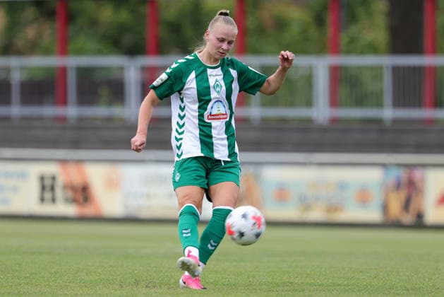 Isabella Jaron (SV Werder Bremen, 11) am Ball, Freisteller, Einzelbild, Ganzkörper, Aktion, Action, Spielszene, 04.08.2026, Herzlake (Deutschland), Fussball, Testspiel Frauen, SV Werder Bremen - AZ Alkmaar *** Isabella Jaron, SV Werder Bremen, No. 11 with the ball, isolated shot, single frame, full-body, action, game scene, August 4, 2026, Herzlake, Germany, soccer, women s friendly match, SV Werder Bremen vs. AZ Alkmaar xobx