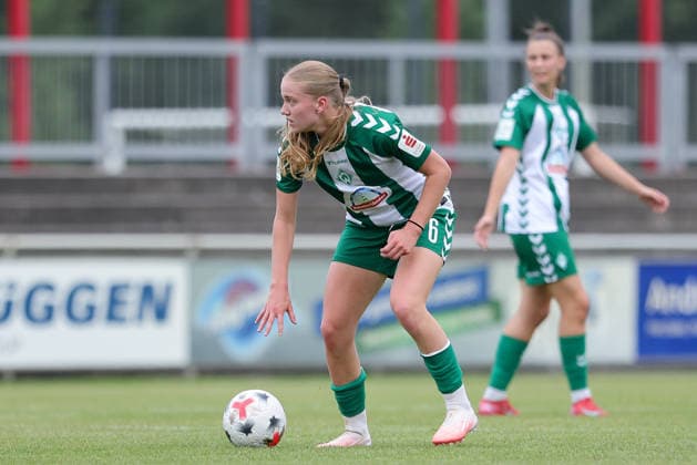 Marie Gmeineder (SV Werder Bremen, 6) am Ball, Einzelbild, Ganzkörper, Aktion, Action, Spielszene, 04.08.2026, Herzlake (Deutschland), Fussball, Testspiel Frauen, SV Werder Bremen - AZ Alkmaar *** Marie Gmeineder, SV Werder Bremen, No. 6 with the ball, single frame, full body, action, game scene, August 4, 2026, Herzlake, Germany, soccer, women s friendly match, SV Werder Bremen vs. AZ Alkmaar xobx