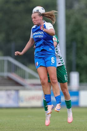 v.li.: Jet van Beijeren (AZ Alkmaar, 6) und Marie Gmeineder (SV Werder Bremen, 6) im Kopfballduell, Kopfball, Zweikampf, Action, Aktion, Spielszene, 04.08.2026, Herzlake (Deutschland), Fussball, Testspiel Frauen, SV Werder Bremen - AZ Alkmaar *** From left: Jet van Beijeren (AZ Alkmaar), 6, and Marie Gmeineder (SV Werder Bremen), 6, in a header duel; header, tackle, action, game scene, August 4, 2026, Herzlake, Germany, soccer, women’s friendly, SV Werder Bremen vs. AZ Alkmaar xobx