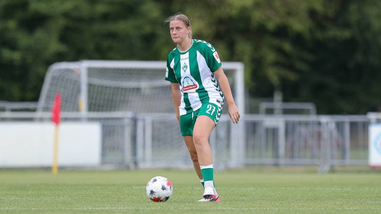 Sarah Gutmann (SV Werder Bremen, 27) am Ball, Freisteller, Einzelbild, Ganzkörper, Aktion, Action, Spielszene, 04.08.2026, Herzlake (Deutschland), Fussball, Testspiel Frauen, SV Werder Bremen - AZ Alkmaar *** Sarah Gutmann, SV Werder Bremen, 27 with the ball, isolated shot, single frame, full body, action, game scene, August 4, 2026, Herzlake, Germany, soccer, women s friendly match, SV Werder Bremen vs. AZ Alkmaar xobx