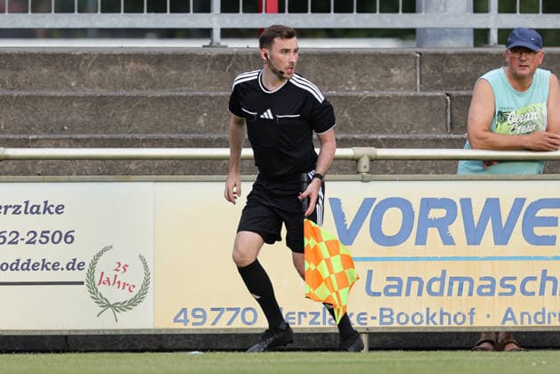 Schiedsrichter-Assistent Tobias Willige, 04.08.2026, Herzlake (Deutschland), Fussball, Testspiel Frauen, SV Werder Bremen - AZ Alkmaar *** Assistant Referee Tobias Willige, August 4, 2026, Herzlake, Germany, Soccer, Women s Friendly, SV Werder Bremen vs. AZ Alkmaar xobx