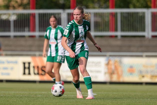 Marie Gmeineder (SV Werder Bremen, 6) am Ball, Einzelbild, Ganzkörper, Aktion, Action, Spielszene, 04.08.2026, Herzlake (Deutschland), Fussball, Testspiel Frauen, SV Werder Bremen - AZ Alkmaar *** Marie Gmeineder, SV Werder Bremen, No. 6 with the ball, single frame, full body, action, game scene, August 4, 2026, Herzlake, Germany, soccer, women s friendly match, SV Werder Bremen vs. AZ Alkmaar xobx