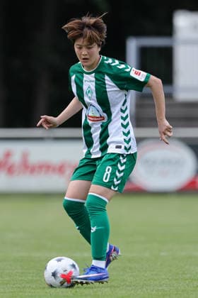 Mei Shimada (SV Werder Bremen, 8) am Ball, Freisteller, Einzelbild, Ganzkörper, Aktion, Action, Spielszene, 04.08.2026, Herzlake (Deutschland), Fussball, Testspiel Frauen, SV Werder Bremen - AZ Alkmaar *** Mei Shimada, SV Werder Bremen, No. 8 with the ball, isolated shot, single frame, full body, action, game scene, August 4, 2026, Herzlake, Germany, soccer, women s friendly match, SV Werder Bremen vs. AZ Alkmaar xobx