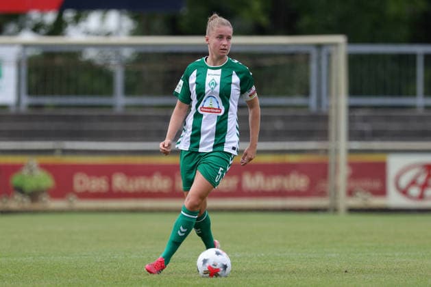 Michelle Ulbrich (SV Werder Bremen, 5) am Ball, Freisteller, Einzelbild, Ganzkörper, Aktion, Action, Spielszene, 04.08.2026, Herzlake (Deutschland), Fussball, Testspiel Frauen, SV Werder Bremen - AZ Alkmaar *** Michelle Ulbrich, SV Werder Bremen, No. 5 with the ball, isolated shot, single frame, full-body, action, game scene, August 4, 2026, Herzlake, Germany, soccer, women s friendly match, SV Werder Bremen vs. AZ Alkmaar xobx