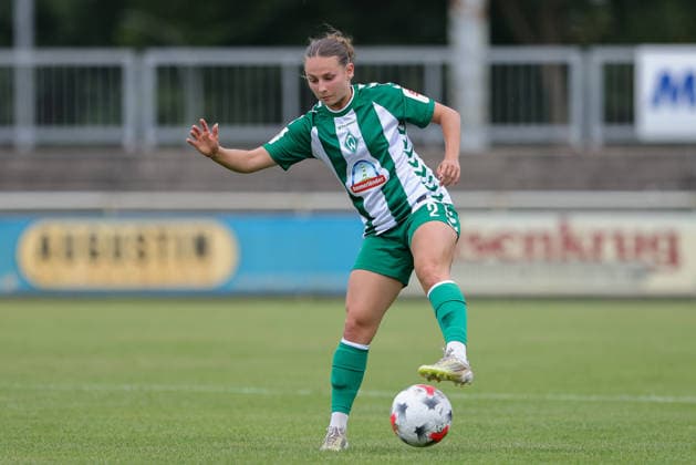 Chiara D Angelo (SV Werder Bremen, 2) am Ball, Freisteller, Einzelbild, Ganzkörper, Aktion, Action, Spielszene, 04.08.2026, Herzlake (Deutschland), Fussball, Testspiel Frauen, SV Werder Bremen - AZ Alkmaar *** Chiara D Angelo, SV Werder Bremen, No. 2 with the ball, isolated shot, single frame, full body, action, game scene, August 4, 2026, Herzlake, Germany, soccer, women s friendly match, SV Werder Bremen vs. AZ Alkmaar xobx