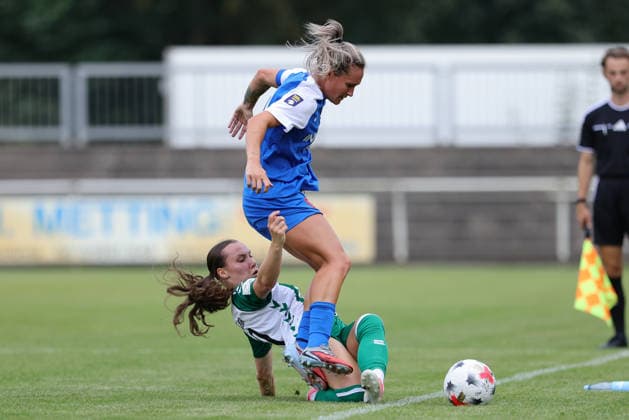v.li.: Felicia Sträßer (SV Werder Bremen, 19) und Desiree van Lunteren (AZ Alkmaar, 10) im Zweikampf, Duell, Dynamik, Aktion, Action, Spielszene, 04.08.2026, Herzlake (Deutschland), Fussball, Testspiel Frauen, SV Werder Bremen - AZ Alkmaar *** From left: Felicia Sträßer (SV Werder Bremen), 19, and Desiree van Lunteren (AZ Alkmaar), 10, in a one-on-one battle, duel, dynamic play, action, game scene, August 4, 2026, Herzlake, Germany, soccer, women’s friendly, SV Werder Bremen vs. AZ Alkmaar xobx