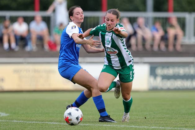 v.li.: Ginia Caprino (AZ Alkmaar, 2) und Chiara D Angelo (SV Werder Bremen, 2) im Zweikampf, Duell, Dynamik, Aktion, Action, Spielszene, 04.08.2026, Herzlake (Deutschland), Fussball, Testspiel Frauen, SV Werder Bremen - AZ Alkmaar *** From left: Ginia Caprino (AZ Alkmaar), 2, and Chiara D Angelo (SV Werder Bremen), 2, in a one-on-one battle, duel, dynamic play, action, game scene, August 4, 2026, Herzlake, Germany, soccer, women’s friendly, SV Werder Bremen vs. AZ Alkmaar xobx