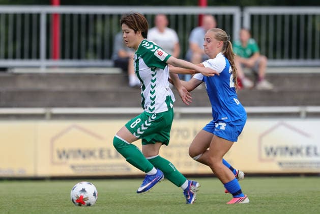 v.li.: Mei Shimada (SV Werder Bremen, 8) und Esme de Vries (AZ Alkmaar, 24) im Zweikampf, Duell, Dynamik, Aktion, Action, Spielszene, 04.08.2026, Herzlake (Deutschland), Fussball, Testspiel Frauen, SV Werder Bremen - AZ Alkmaar *** From left: Mei Shimada (SV Werder Bremen), 8, and Esme de Vries (AZ Alkmaar), 24, in a one-on-one battle, duel, dynamic play, action, game scene, August 4, 2026, Herzlake, Germany, soccer, women’s friendly, SV Werder Bremen vs. AZ Alkmaar xobx