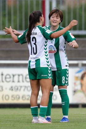 v.li.: Luna Vanzeir (SV Werder Bremen, 13) und Torschützin Mei Shimada (SV Werder Bremen, 8) mit Torjubel, Jubel, jubeln, jubelt, optimistisch, Spielszene, Highlight, Freude über das Tor zum 1:0, 04.08.2026, Herzlake (Deutschland), Fussball, Testspiel Frauen, SV Werder Bremen - AZ Alkmaar *** From left: Luna Vanzeir (SV Werder Bremen), 13, and goal scorer Mei Shimada (SV Werder Bremen), 8, celebrating the goal, celebration, celebrating, optimistic, game scene, highlight, joy over the 1-0 goal, August 4, 2026, Herzlake, Germany, soccer, women’s friendly, SV Werder Bremen vs. AZ Alkmaar xobx