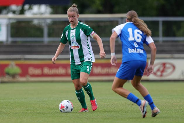 Michelle Ulbrich (SV Werder Bremen, 5) am Ball, Einzelbild, Ganzkörper, Aktion, Action, Spielszene, 04.08.2026, Herzlake (Deutschland), Fussball, Testspiel Frauen, SV Werder Bremen - AZ Alkmaar *** Michelle Ulbrich, SV Werder Bremen, No. 5 with the ball, single frame, full-body shot, action, game scene, August 4, 2026, Herzlake, Germany, soccer, women s friendly match, SV Werder Bremen vs. AZ Alkmaar xobx
