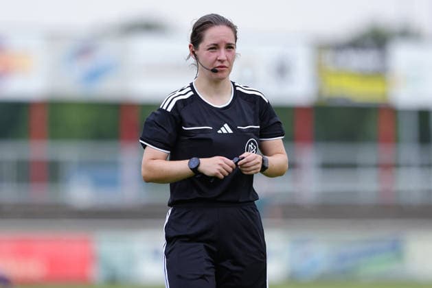 Schiedsrichterin Antonia Tucholski Portrait, Nahaufnahme, Einzelfoto, Einzelbild, 04.08.2026, Herzlake (Deutschland), Fussball, Testspiel Frauen, SV Werder Bremen - AZ Alkmaar *** Referee Antonia Tucholski: Portrait, close-up, single photo, single image, August 4, 2026, Herzlake, Germany, soccer, women s friendly match, SV Werder Bremen vs. AZ Alkmaar xobx