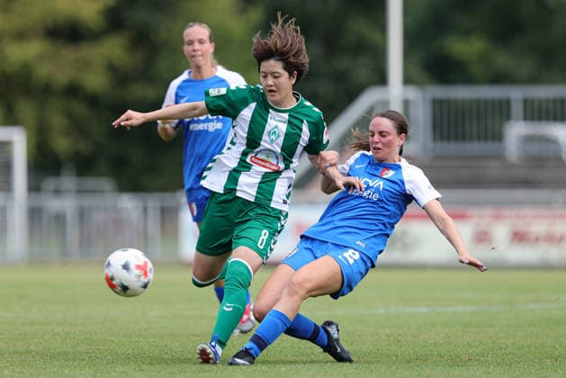 v.li.: Mei Shimada (SV Werder Bremen, 8) und Ginia Caprino (AZ Alkmaar, 2) im Zweikampf, Duell, Dynamik, Aktion, Action, Spielszene, 04.08.2026, Herzlake (Deutschland), Fussball, Testspiel Frauen, SV Werder Bremen - AZ Alkmaar *** From left: Mei Shimada (SV Werder Bremen), 8, and Ginia Caprino (AZ Alkmaar), 2, in a one-on-one battle, duel, dynamic play, action, game scene, August 4, 2026, Herzlake, Germany, soccer, women’s friendly, SV Werder Bremen vs. AZ Alkmaar xobx