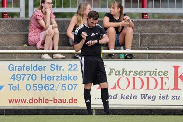 Schiedsrichter-Assistent Tobias Willige macht sich Notizen, 04.08.2026, Herzlake (Deutschland), Fussball, Testspiel Frauen, SV Werder Bremen - AZ Alkmaar *** Assistant referee Tobias Willige takes notes, August 4, 2026, Herzlake, Germany, soccer, women s friendly, SV Werder Bremen vs. AZ Alkmaar xobx