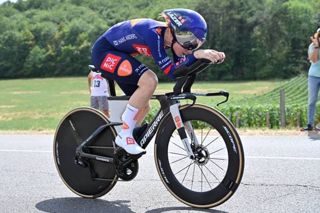 04.08.2026 --- Lacets de Marsannay, Frankreich --- Radsport --- Tour De France Femmes --- 4. Etappe Einzelzeitfahren von Gevrey-Chambertin nach Dijon --- --- Mia Griffin (Team Picnic Post NL) Tour De France Femmes stage 4 *** August 4, 2026, Lacets de Marsannay, France, Cycling, Tour de France Femmes, Stage 4, Individual Time Trial from Gevrey-Chambertin to Dijon, Mia Griffin, Team Picnic Post NL, Tour de France Femmes, Stage 4