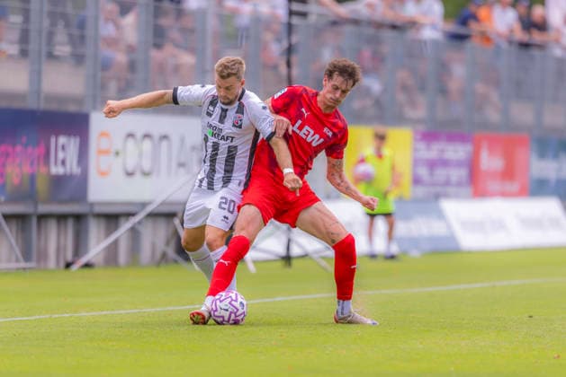 Memmingen, Deutschland 03. August 2026: Toto-Pokal - Bayerischer Landespokal - 2026 2027 - 2. Hauptrunde - FC Memmingen gegen FC Ingolstadt 04 Im Bild: v. li. im Zweikampf Yannick Deichmann (FCI) und Luis Pfaumann (FCM) e-con ArenaPark Bayern *** Memmingen, Germany, August 3, 2026, Toto Cup, Bavarian State Cup 2026–2027, Round 2, FC Memmingen vs. FC Ingolstadt 04. Pictured from left, in a tackle: Yannick Deichmann (FCI) and Luis Pfaumann (FCM), at ArenaPark Bayern Copyright: xFotostandx xSchäferx