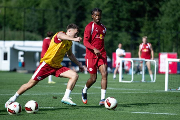 Brajan Gruda (RB Leipzig, 10), links gegen Joyeux Masanka Bungi, (RB Leipzig, 42), RB Leipzig, Fussball, Trainingslager Austria, Saison Vorbereitung, Saison 2026 2027, GER, 04.08.2026, Eibner-Pressefoto Andreas Ulmer RB Leipzig, Fussball, Trainingslager Austria, Saison Vorbereitung, Saison 2026 2027, GER, 04.08.2026, *** Brajan Gruda, RB Leipzig, 10, on the left against Joyeux Masanka Bungi, RB Leipzig, 42, RB Leipzig, soccer, training camp in Austria, preseason, 2026–2027 season, GER, August 4, 2026, Eibner Press Photo by Andreas Ulmer, RB Leipzig, soccer, training camp in Austria, preseason, 2026–2027 season, GER, August 4, 2026, Copyright: xEibner-Pressefoto AndreasxUlmerx EP_AUR