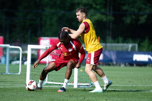 Joyeux Masanka Bungi, (RB Leipzig, 42) am Ball gegn Brajan Gruda (RB Leipzig, 10), RB Leipzig, Fussball, Trainingslager Austria, Saison Vorbereitung, Saison 2026 2027, GER, 04.08.2026, Eibner-Pressefoto Andreas Ulmer RB Leipzig, Fussball, Trainingslager Austria, Saison Vorbereitung, Saison 2026 2027, GER, 04.08.2026, *** Joyeux Masanka Bungi, RB Leipzig, 42, with the ball against Brajan Gruda, RB Leipzig, 10, RB Leipzig, soccer, training camp in Austria, preseason, 2026–2027 season, GER, August 4, 2026, Eibner Press Photo by Andreas Ulmer, RB Leipzig, soccer, training camp in Austria, preseason, 2026–2027 season, GER, August 4, 2026, Copyright: xEibner-Pressefoto AndreasxUlmerx EP_AUR