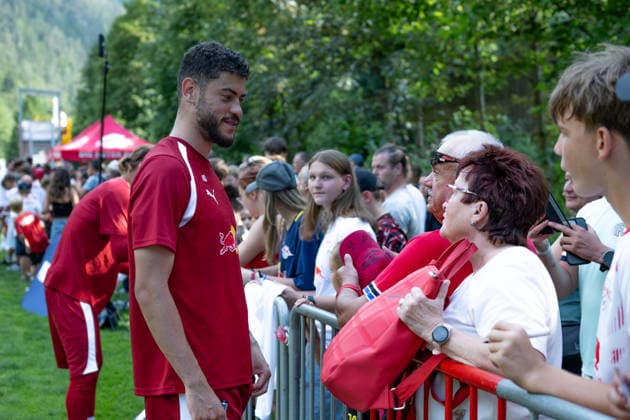 Bad in der Fan Menge: Romulo (RB Leipzig, 40), RB Leipzig, Fussball, Trainingslager Austria, Saison Vorbereitung, Saison 2026 2027, GER, 04.08.2026, Eibner-Pressefoto Andreas Ulmer RB Leipzig, Fussball, Trainingslager Austria, Saison Vorbereitung, Saison 2026 2027, GER, 04.08.2026, *** Romulo, RB Leipzig, 40, surrounded by fans; RB Leipzig, soccer, training camp in Austria, preseason, 2026–2027 season, GER, August 4, 2026, Eibner Press Photo: Andreas Ulmer, RB Leipzig, soccer, training camp in Austria, preseason, 2026–2027 season, GER, August 4, 2026, Copyright: xEibner-Pressefoto AndreasxUlmerx EP_AUR