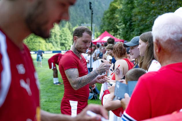 Bad in der Fan Menge: David Raum (RB Leipzig, 22) RB Leipzig, Fussball, Trainingslager Austria, Saison Vorbereitung, Saison 2026 2027, GER, 04.08.2026, Eibner-Pressefoto Andreas Ulmer RB Leipzig, Fussball, Trainingslager Austria, Saison Vorbereitung, Saison 2026 2027, GER, 04.08.2026, *** David Raum of RB Leipzig Among the Fans, 22 RB Leipzig, Soccer, Training Camp in Austria, Preseason, 2026–2027 Season, GER, August 4, 2026, Eibner Press Photo Andreas Ulmer RB Leipzig, soccer, training camp in Austria, preseason, 2026–2027 season, GER, August 4, 2026, Copyright: xEibner-Pressefoto AndreasxUlmerx EP_AUR