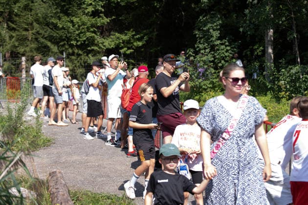 Die Fans sind beim Trainiing dabei RB Leipzig, Fussball, Trainingslager Austria, Saison Vorbereitung, Saison 2026 2027, GER, 04.08.2026, Eibner-Pressefoto Andreas Ulmer RB Leipzig, Fussball, Trainingslager Austria, Saison Vorbereitung, Saison 2026 2027, GER, 04.08.2026, *** Fans are on hand at training: RB Leipzig, soccer, training camp in Austria, preseason, 2026–2027 season, GER, August 4, 2026, Eibner Press Photo by Andreas Ulmer RB Leipzig, soccer, training camp in Austria, preseason, 2026–2027 season, GER, August 4, 2026, Copyright: xEibner-Pressefoto AndreasxUlmerx EP_AUR