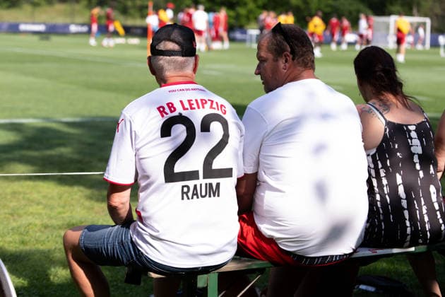 Die treuesten Fans sind geduldig auvch bei der grossen Hitze, RB Leipzig, Fussball, Trainingslager Austria, Saison Vorbereitung, Saison 2026 2027, GER, 04.08.2026, Eibner-Pressefoto Andreas Ulmer RB Leipzig, Fussball, Trainingslager Austria, Saison Vorbereitung, Saison 2026 2027, GER, 04.08.2026, *** The most loyal fans remain patient even in the intense heat, RB Leipzig, soccer, training camp in Austria, preseason, 2026–2027 season, GER, August 4, 2026, Eibner Press Photo by Andreas Ulmer, RB Leipzig, soccer, training camp in Austria, preseason, 2026–2027 season, GER, August 4, 2026, Copyright: xEibner-Pressefoto AndreasxUlmerx EP_AUR