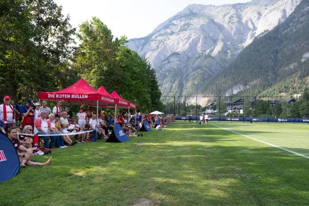 Die treuesten Fans sind geduldig trotz Hitze, und mit herrlichem Alpen Panorama, RB Leipzig, Fussball, Trainingslager Austria, Saison Vorbereitung, Saison 2026 2027, GER, 04.08.2026, Eibner-Pressefoto Andreas Ulmer RB Leipzig, Fussball, Trainingslager Austria, Saison Vorbereitung, Saison 2026 2027, GER, 04.08.2026, *** The most loyal fans remain patient despite the heat, and with a magnificent Alpine panorama, RB Leipzig, soccer, training camp in Austria, preseason, 2026–2027 season, GER, August 4, 2026, Eibner Press Photo Andreas Ulmer RB Leipzig, soccer, training camp in Austria, preseason, 2026–2027 season, GER, August 4, 2026, Copyright: xEibner-Pressefoto AndreasxUlmerx EP_AUR