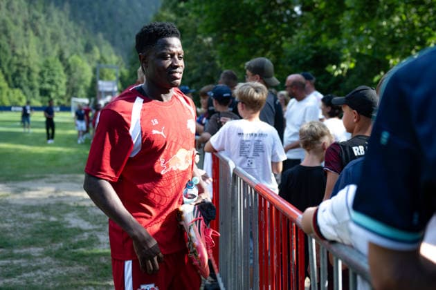 Bad in der Fan Menge: Suleman Sani, (RB Leipzig, 18), RB Leipzig, Fussball, Trainingslager Austria, Saison Vorbereitung, Saison 2026 2027, GER, 04.08.2026, Eibner-Pressefoto Andreas Ulmer RB Leipzig, Fussball, Trainingslager Austria, Saison Vorbereitung, Saison 2026 2027, GER, 04.08.2026, *** Suleman Sani, RB Leipzig, 18, surrounded by fans; RB Leipzig, soccer, training camp in Austria, preseason, 2026–2027 season, GER, August 4, 2026, Eibner Press Photo Andreas Ulmer RB Leipzig, soccer, training camp in Austria, preseason, 2026–2027 season, GER, August 4, 2026, Copyright: xEibner-Pressefoto AndreasxUlmerx EP_AUR