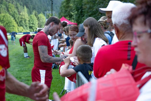 Bad in der Fan Menge: David Raum (RB Leipzig, 22) RB Leipzig, Fussball, Trainingslager Austria, Saison Vorbereitung, Saison 2026 2027, GER, 04.08.2026, Eibner-Pressefoto Andreas Ulmer RB Leipzig, Fussball, Trainingslager Austria, Saison Vorbereitung, Saison 2026 2027, GER, 04.08.2026, *** David Raum of RB Leipzig Surrounded by Fans, 22 RB Leipzig, Soccer, Training Camp in Austria, Preseason, 2026–2027 Season, GER, August 4, 2026, Eibner Press Photo Andreas Ulmer RB Leipzig, soccer, training camp in Austria, preseason, 2026–2027 season, GER, August 4, 2026, Copyright: xEibner-Pressefoto AndreasxUlmerx EP_AUR