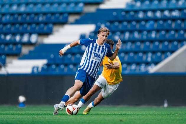 Deutschland: Regionalliga Nordost 2026 2027, 3. Spieltag - 1. FC Magdeburg II vs FSV 63 Luckenwalde - AVNET ARENA (Magdeburg): Mathis Fritz Frohberg (1. FC Magdeburg II, 8) am Ball *** Germany Regional League Northeast 2026–2027, Matchday 3: 1 FC Magdeburg II vs. FSV 63 Luckenwalde, AVNET ARENA, Magdeburg; Mathis Fritz Frohberg, 1 FC Magdeburg II, 8 on the ball Copyright: xTomxLauruschkatx